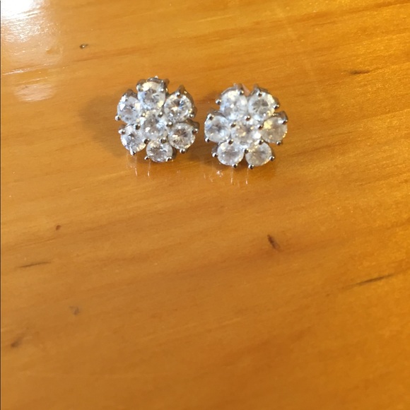 Rhinestone flower stud earrings - Picture 3 of 3